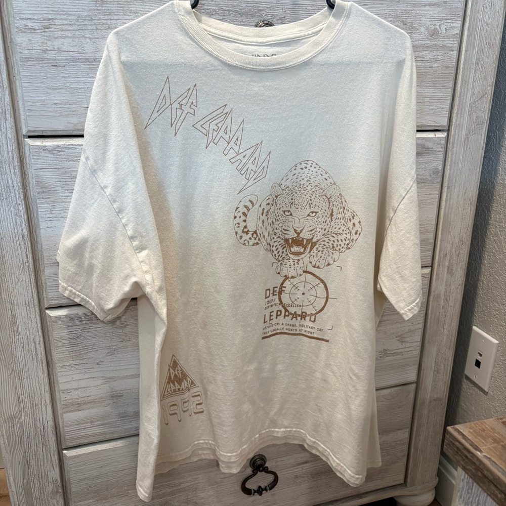Def Leppard Short Sleeve Tee in Off-White